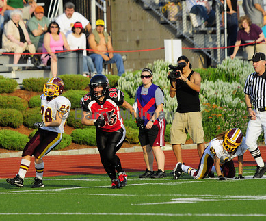 Weiny evading Divas left and right during last Saturday's win over DC. © Threepairs Photography